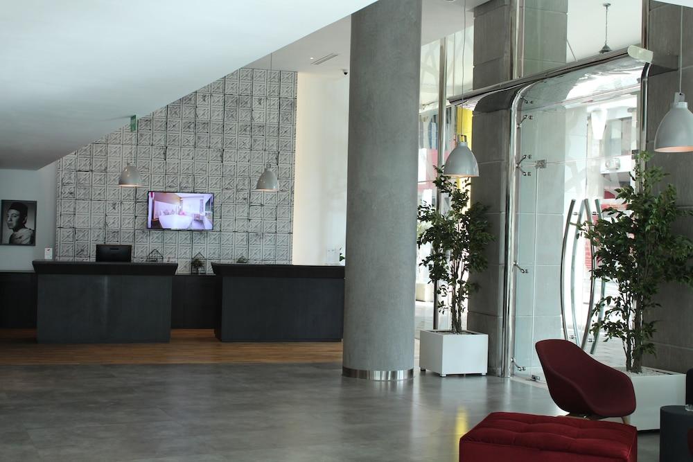 Campanile Centre فندق